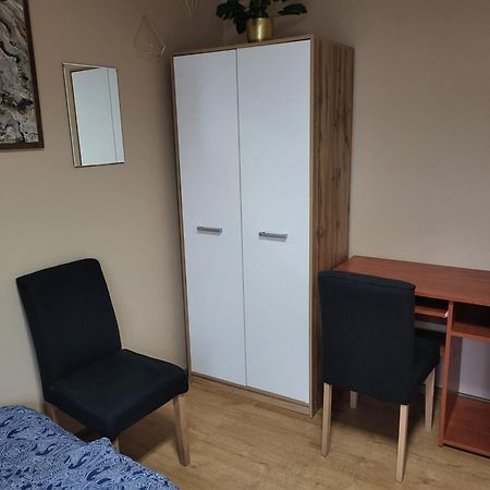 Hostel Gliwice Centrum Parking Exteriör bild
