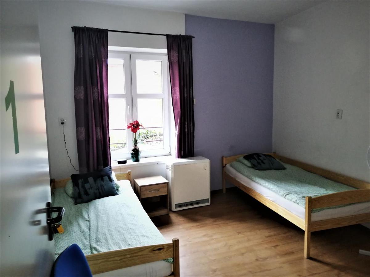 Hostel Gliwice Centrum Parking Exteriör bild