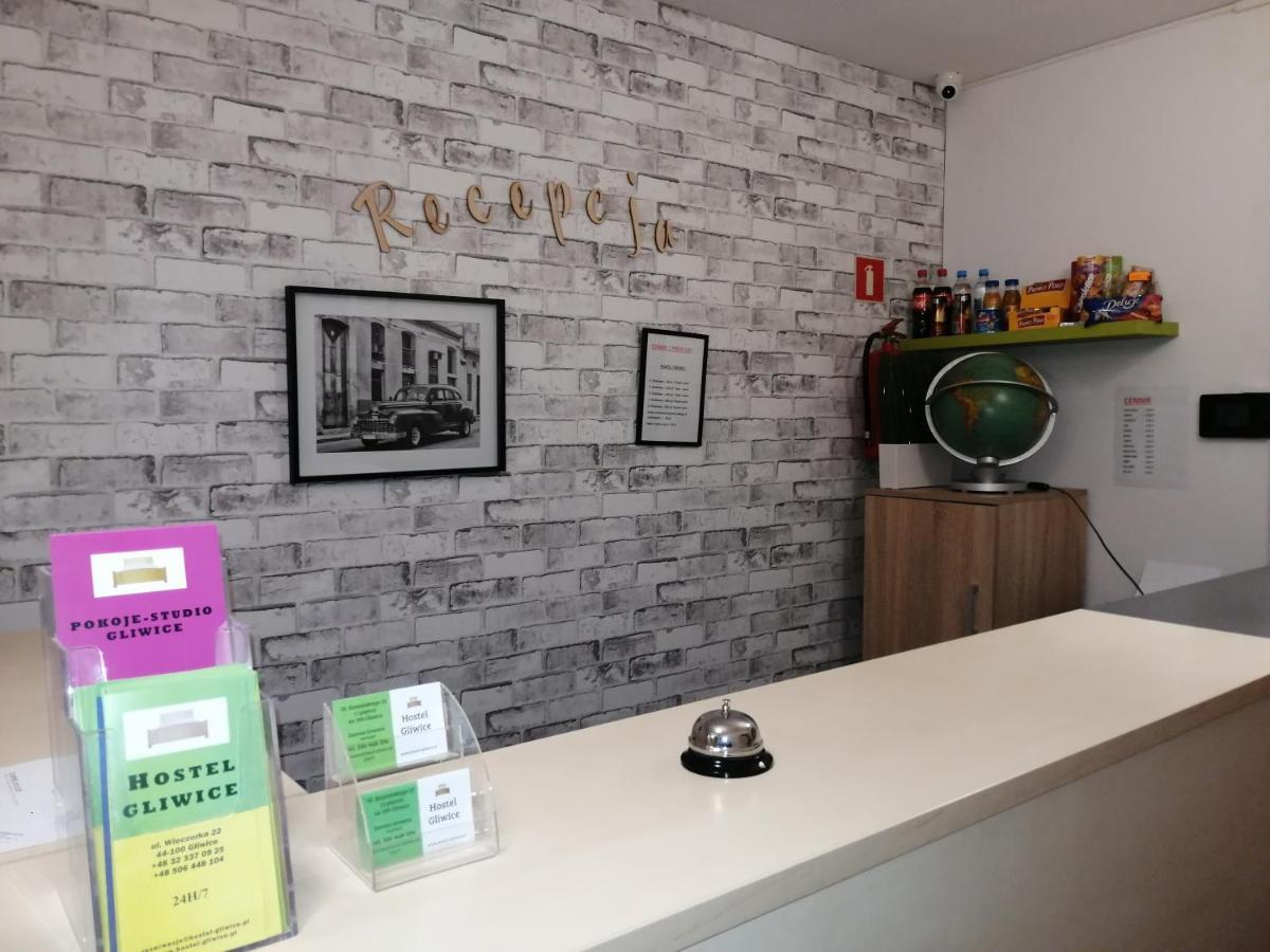 Hostel Gliwice Centrum Parking Exteriör bild