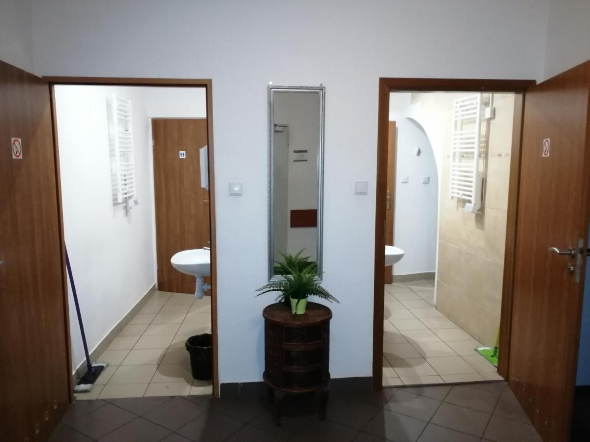 Hostel Gliwice Centrum Parking Exteriör bild