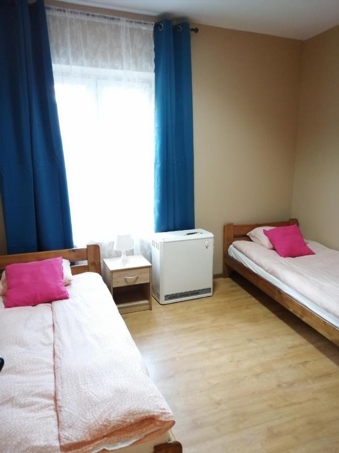 Hostel Gliwice Centrum Parking Exteriör bild