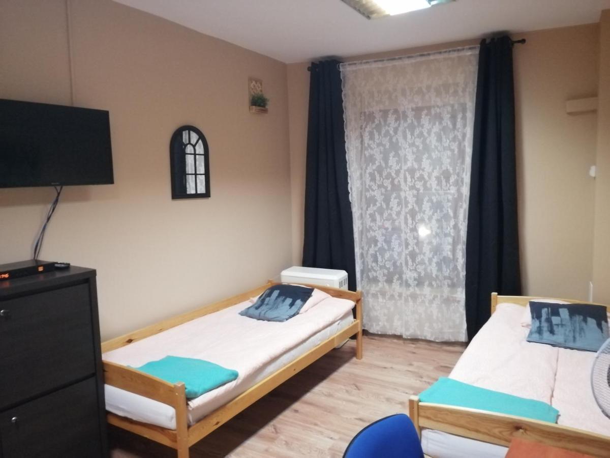 Hostel Gliwice Centrum Parking Exteriör bild