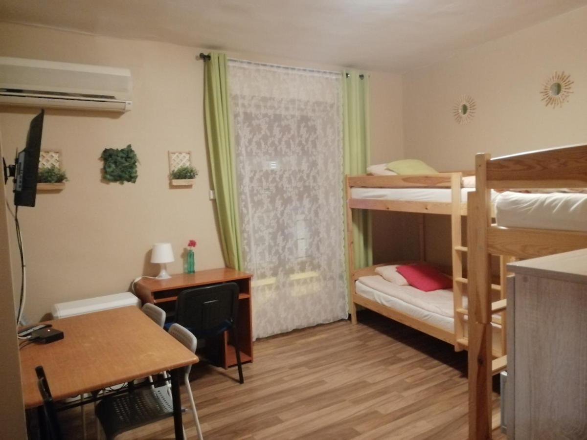 Hostel Gliwice Centrum Parking Exteriör bild