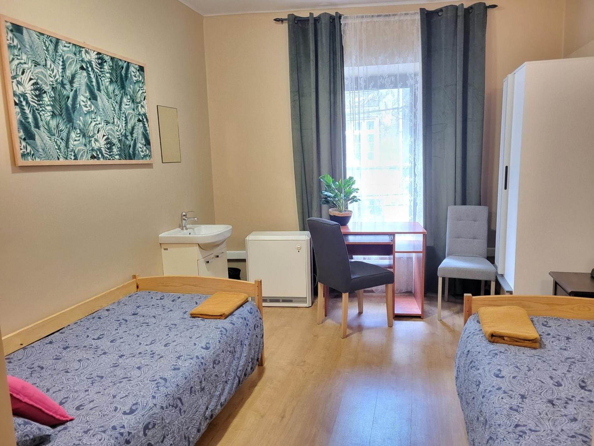 Hostel Gliwice Centrum Parking Exteriör bild