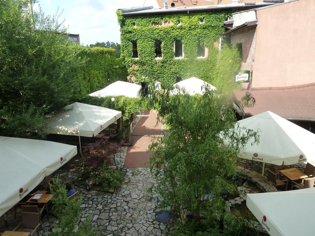 Hostel Gliwice Centrum Parking Exteriör bild