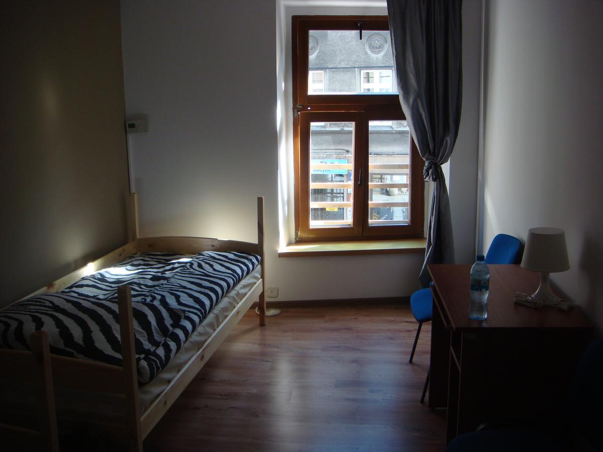 Hostel Gliwice Centrum Parking Exteriör bild