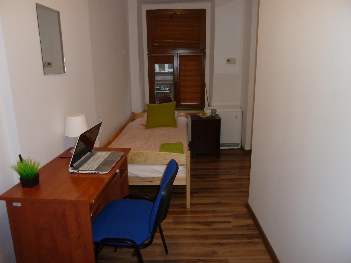 Hostel Gliwice Centrum Parking Exteriör bild