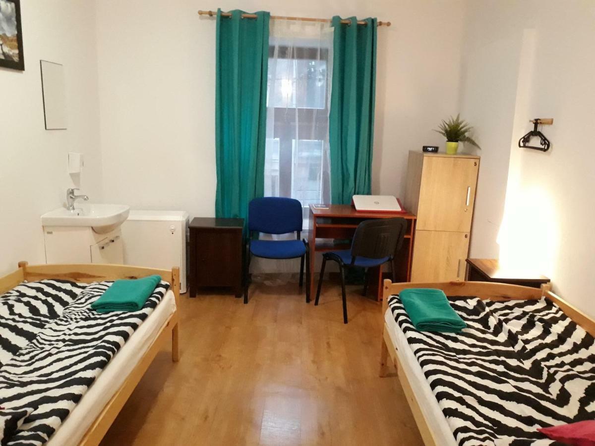 Hostel Gliwice Centrum Parking Exteriör bild