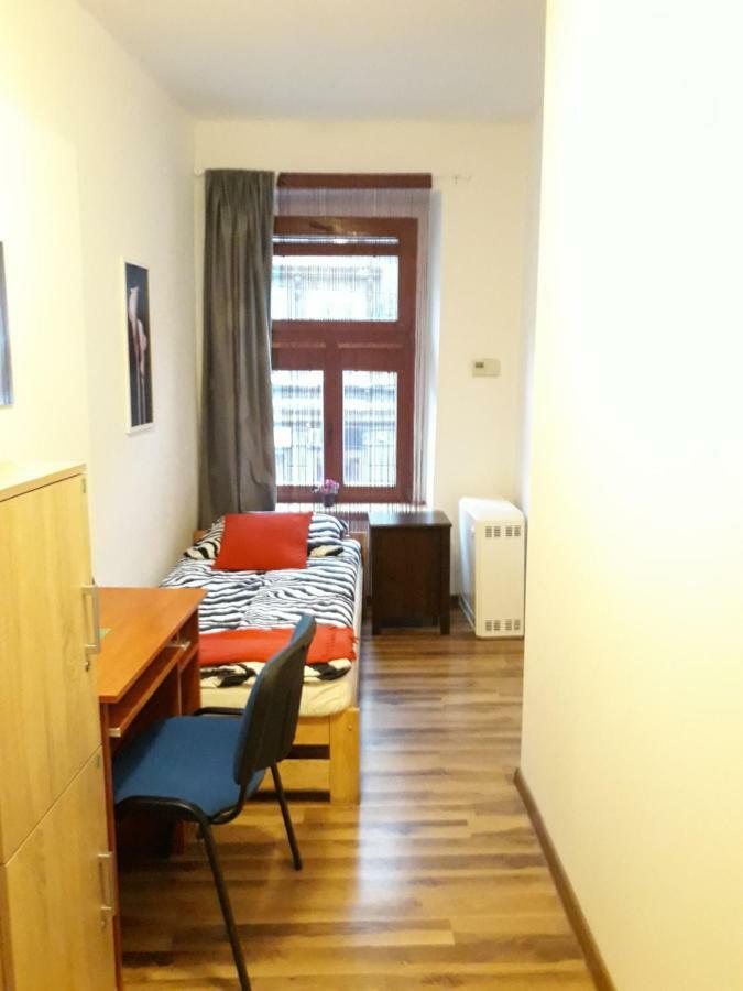 Hostel Gliwice Centrum Parking Exteriör bild