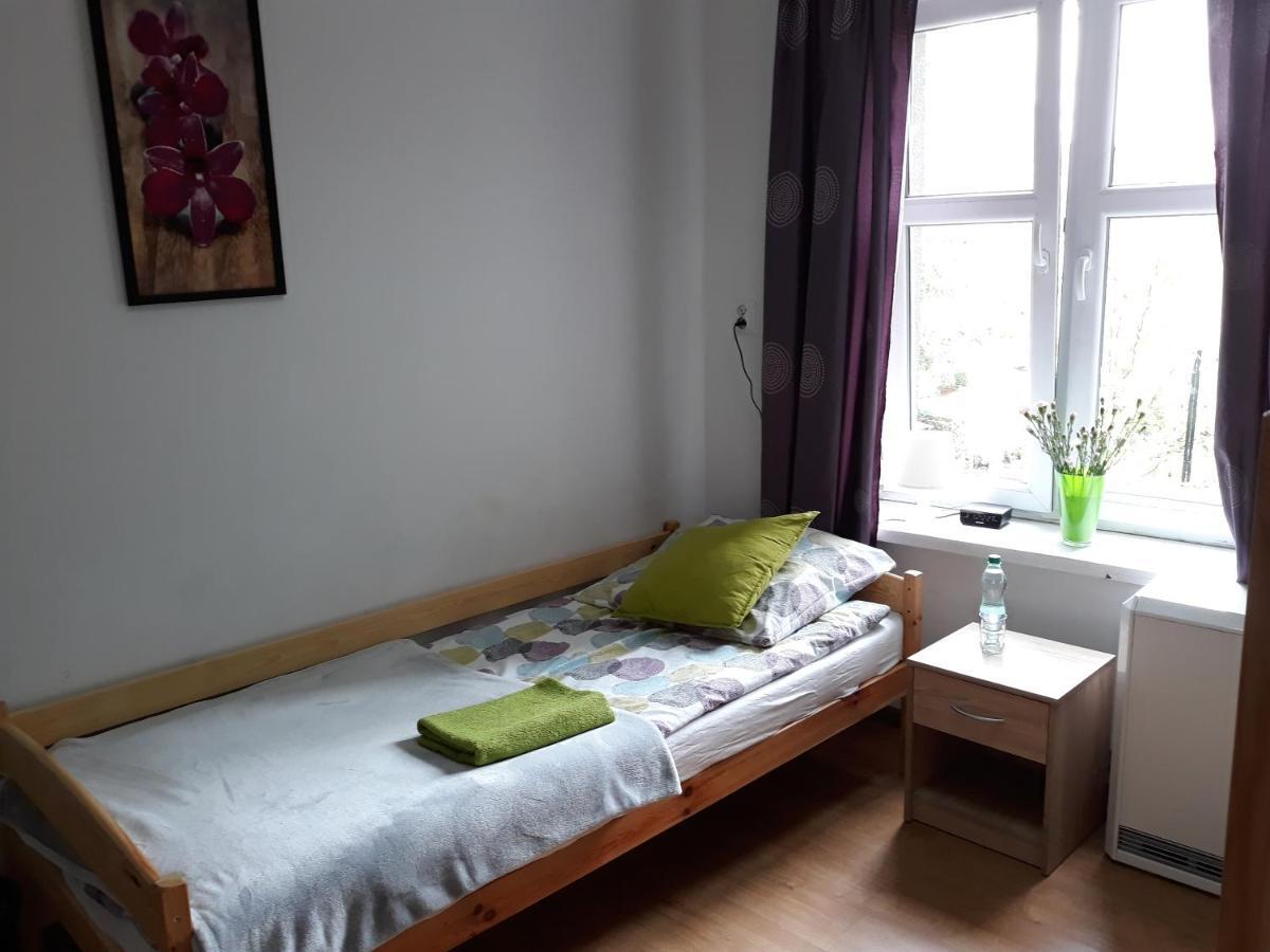 Hostel Gliwice Centrum Parking Exteriör bild